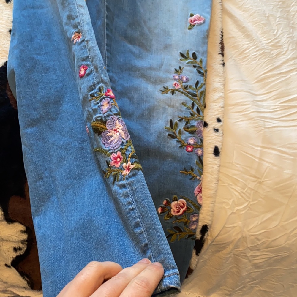 Floral light wash jeans - Picture 6 of 8